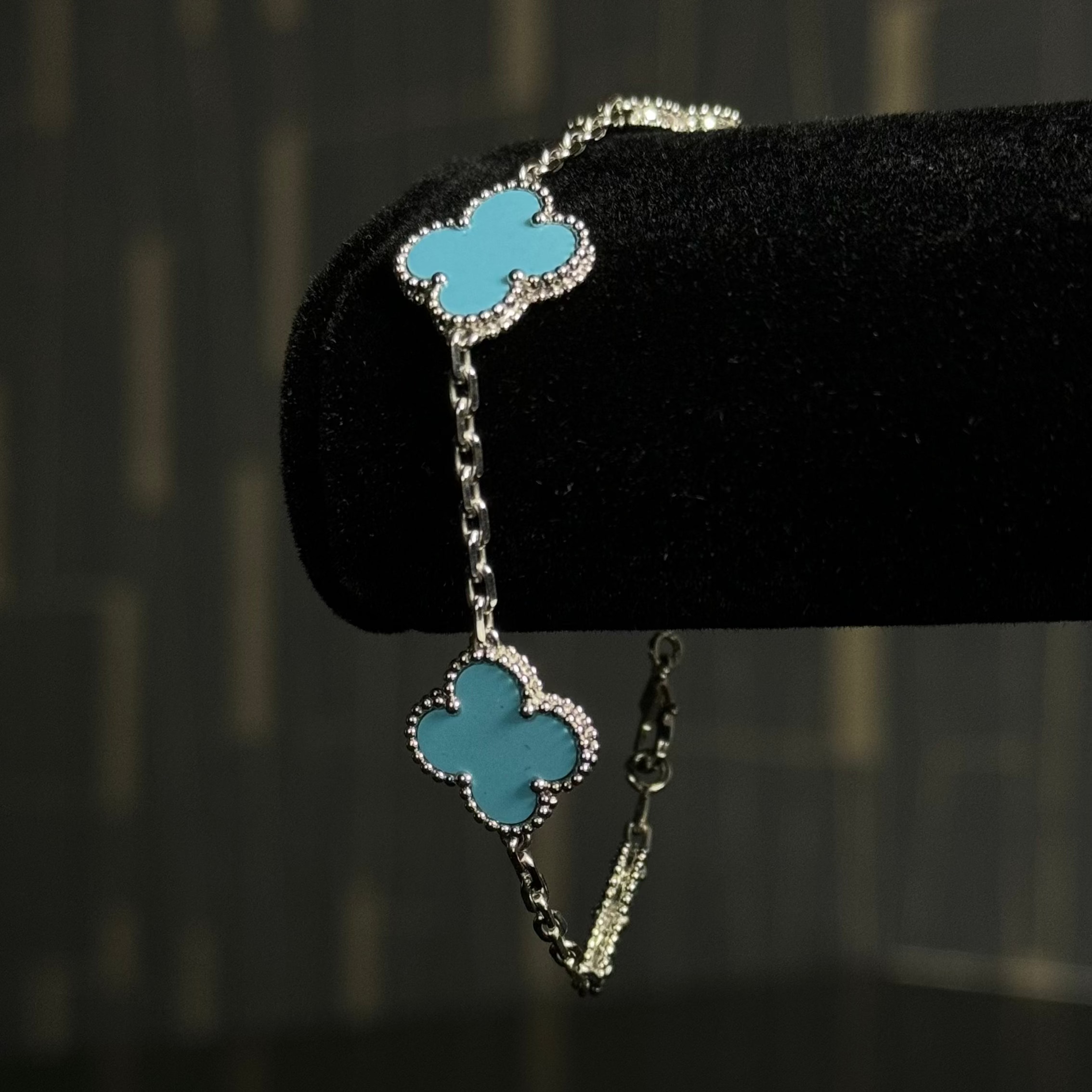 Elegant 5 Motif VC 18kt Bracelet - White Gold Blue