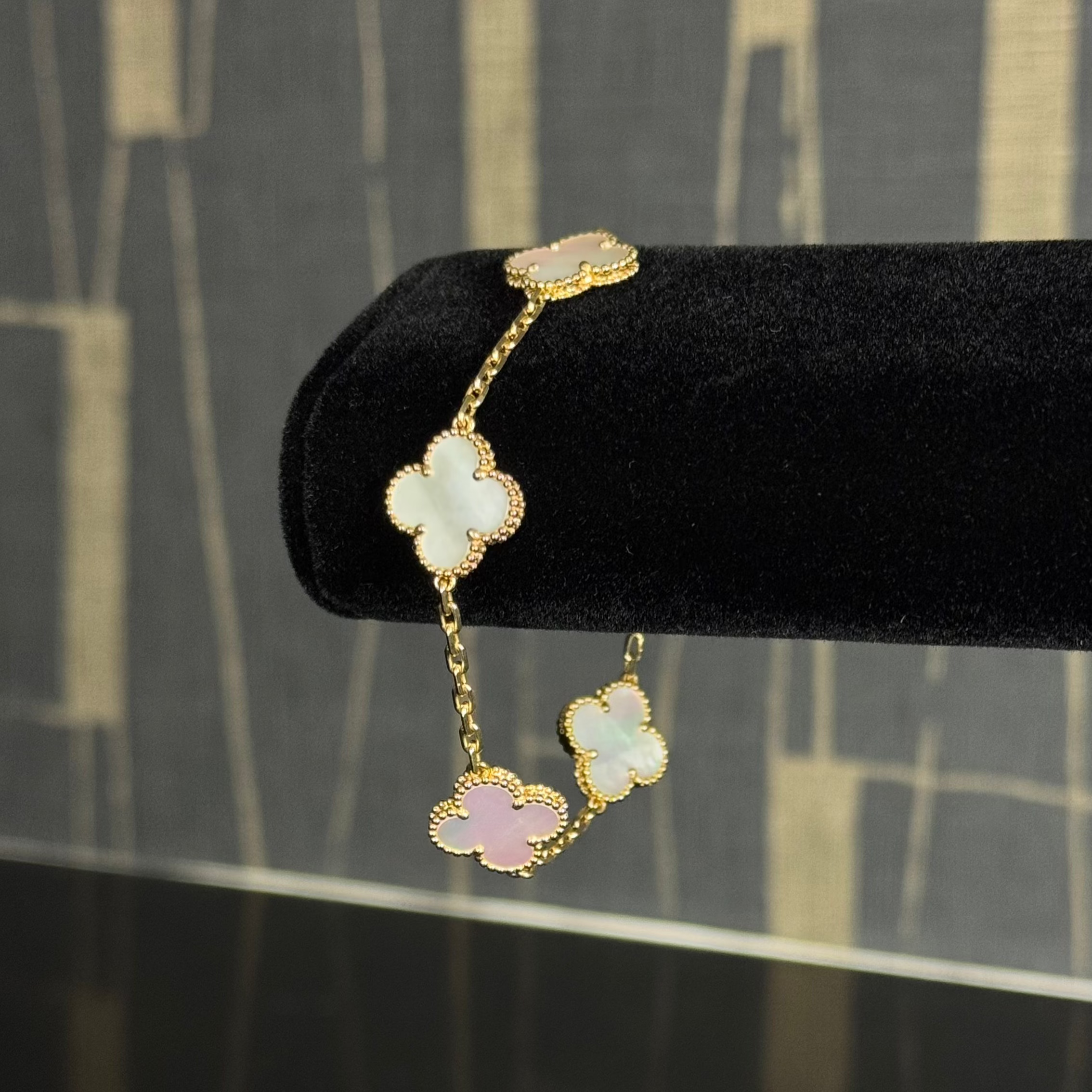 Elegant 5 Motif VC 18kt Bracelet -Yellow Gold Full White